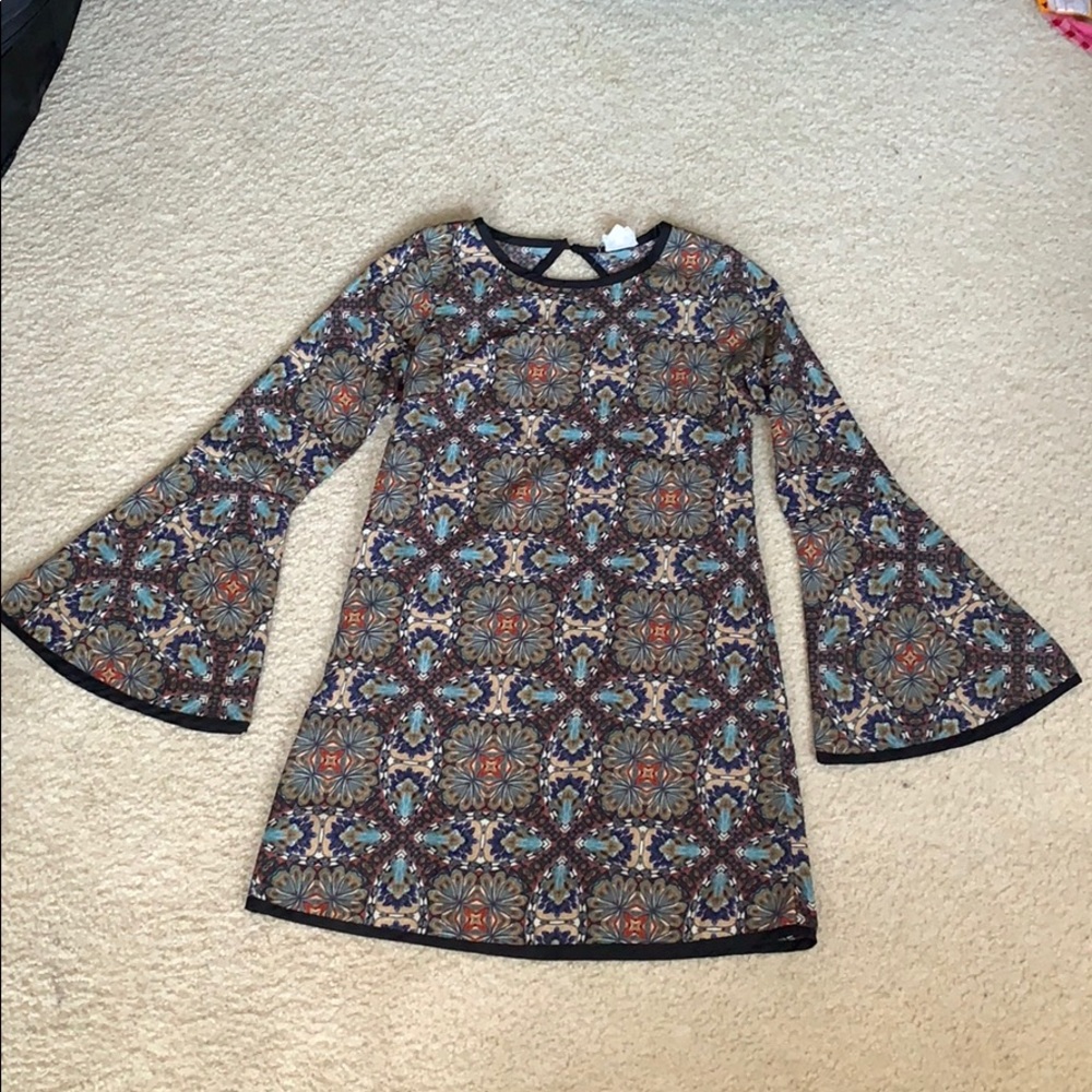 Printed dress with wide sleeves